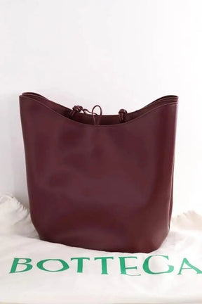 Cabas Bottega Veneta Grand double clam bucket bag Bordeaux en Cuir