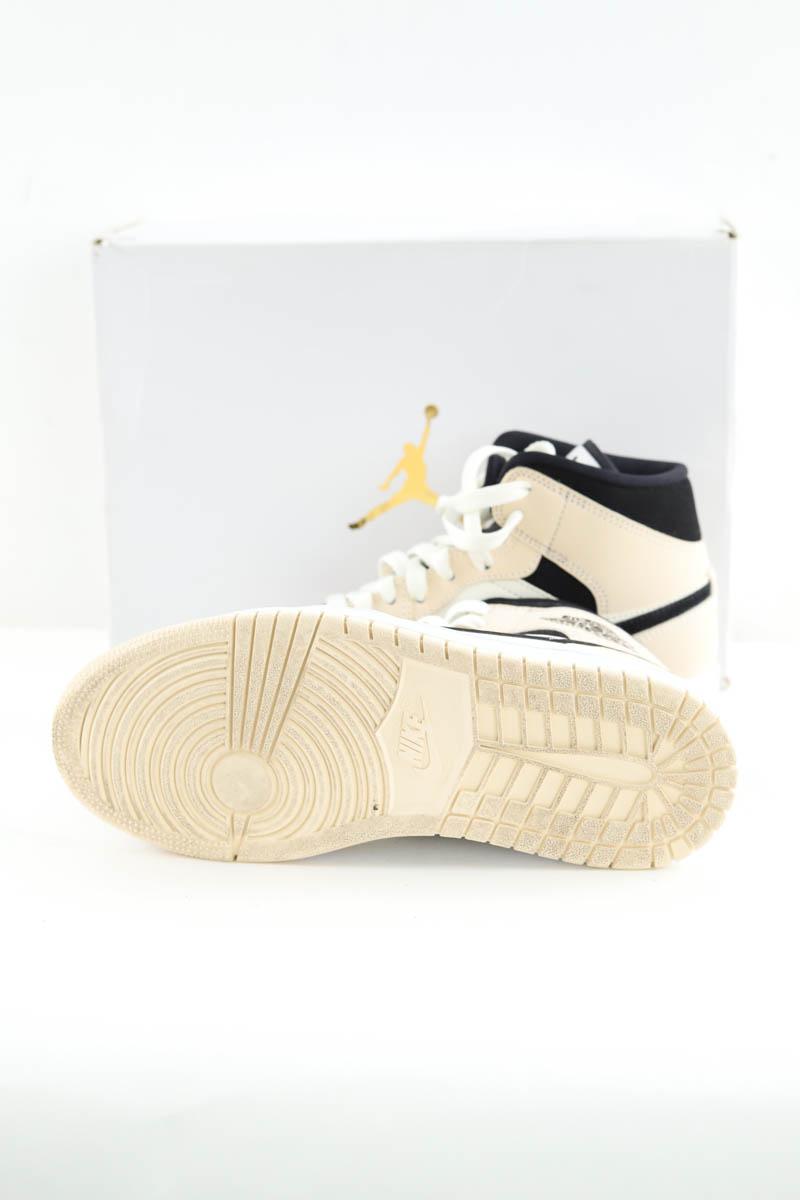 Baskets Nike  Beige