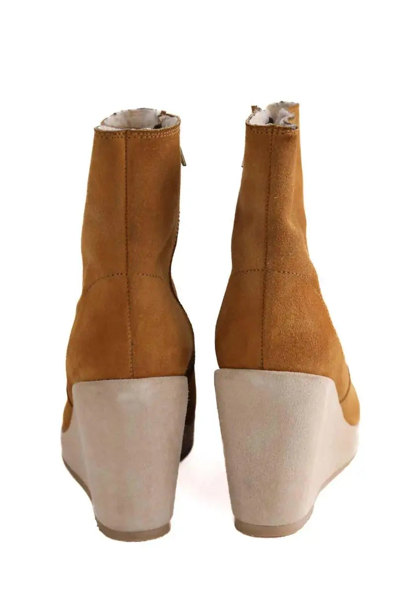 Boots fourées APC Camel en Daim