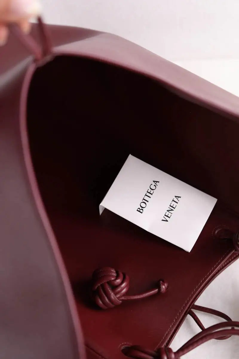 Cabas Bottega Veneta Grand double clam bucket bag Bordeaux en Cuir