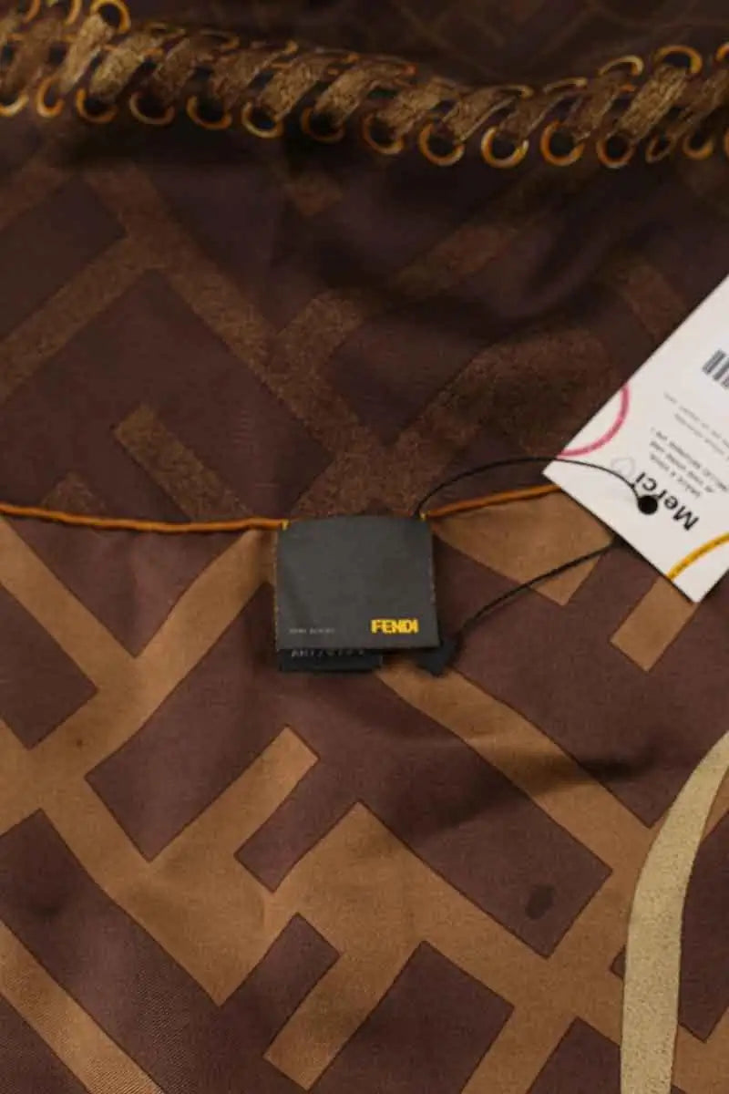 Carré Fendi Marron en Soie