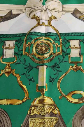Carré Hermès ETRIERS Vert en Soie