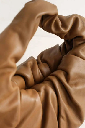 Sac porté épaule Bottega Veneta The Shoulder Pouch Camel en Cuir