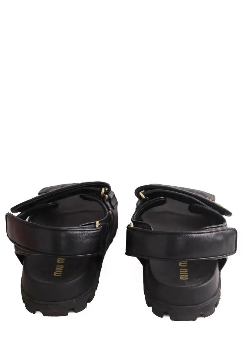 Sandales Miu Miu Sandales sportives en cuir nappa matelassé Noir en Cuir