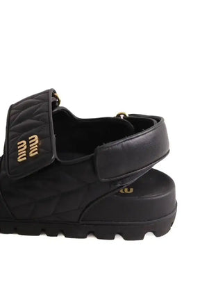 Sandales Miu Miu Sandales sportives en cuir nappa matelassé Noir en Cuir