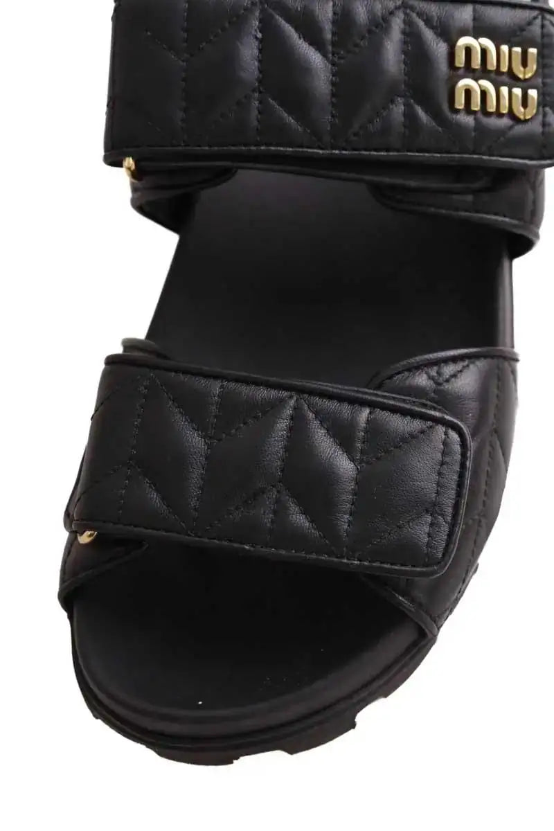 Sandales Miu Miu Sandales sportives en cuir nappa matelassé Noir en Cuir