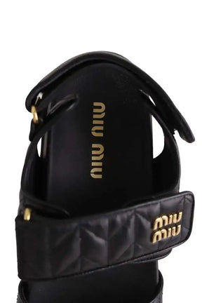 Sandales Miu Miu Sandales sportives en cuir nappa matelassé Noir en Cuir