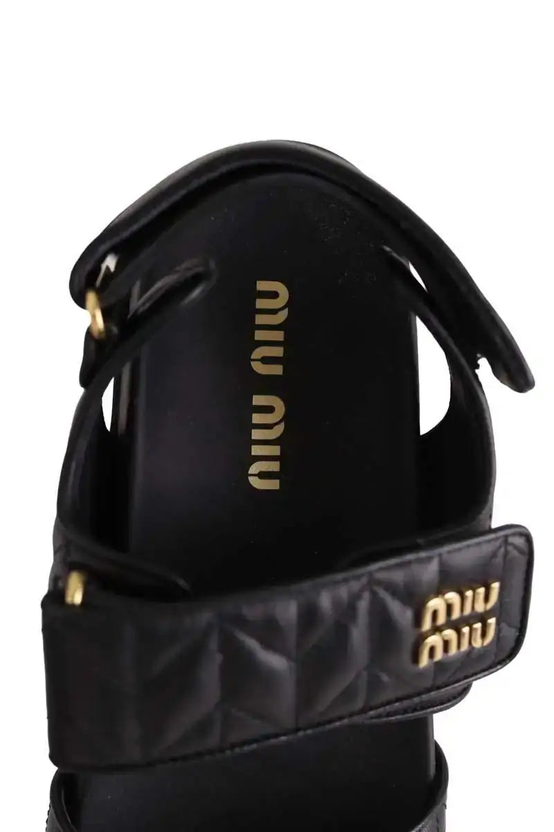Sandales Miu Miu Sandales sportives en cuir nappa matelassé Noir en Cuir