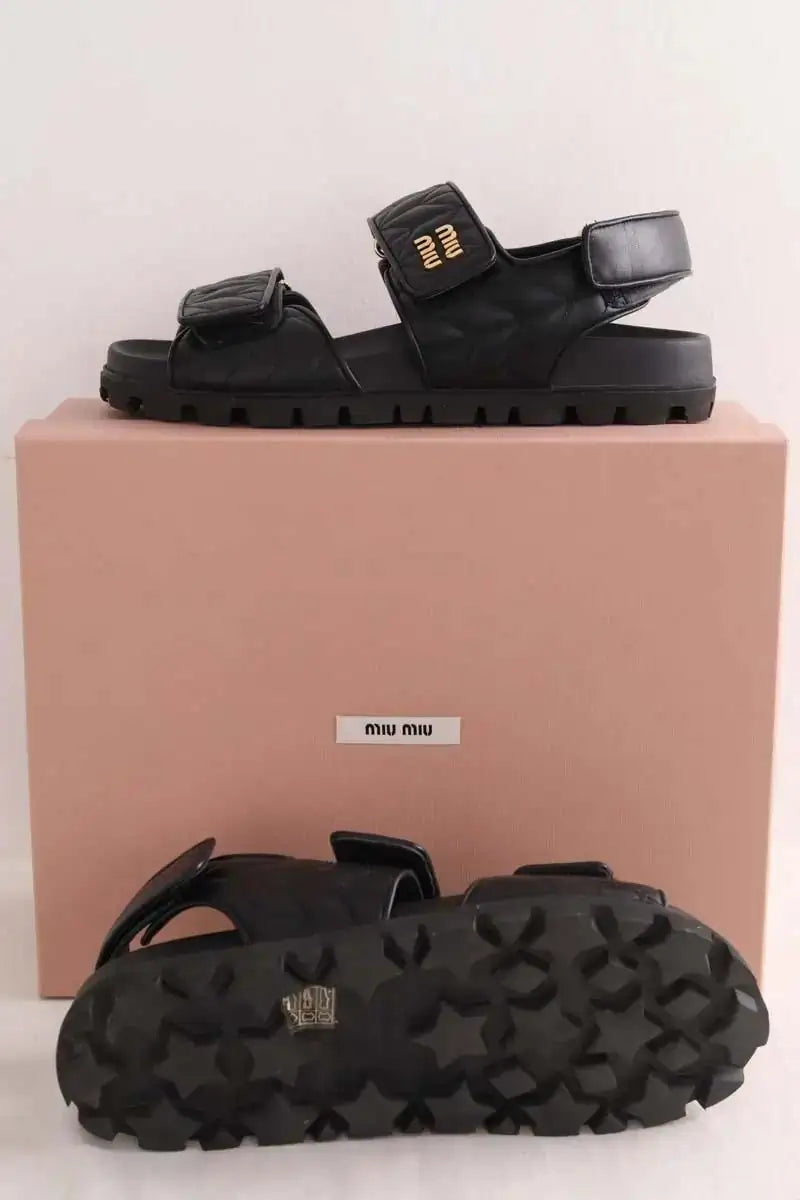 Sandales Miu Miu Sandales sportives en cuir nappa matelassé Noir en Cuir