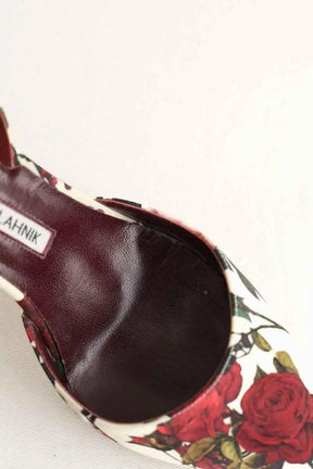 Talons Manolo Blahnik Rouge en Tissu